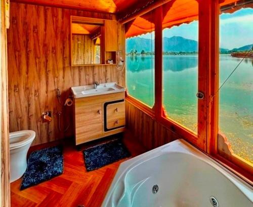 New Jacquline Heritage Houseboats Srinagar  Exterior photo