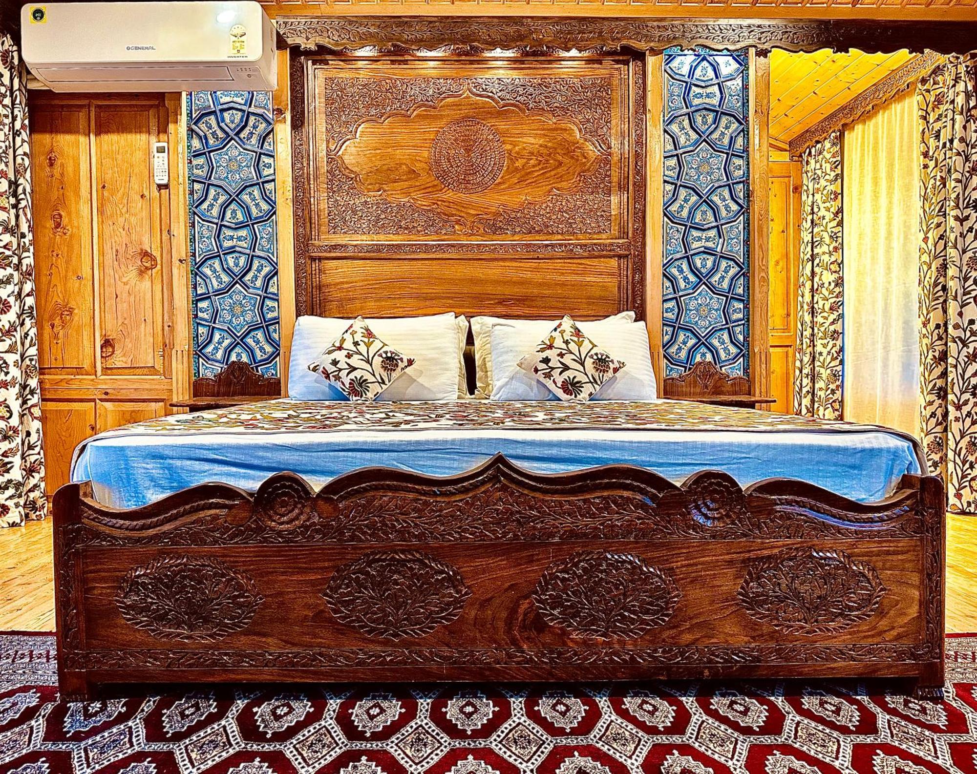 New Jacquline Heritage Houseboats Srinagar  Exterior photo