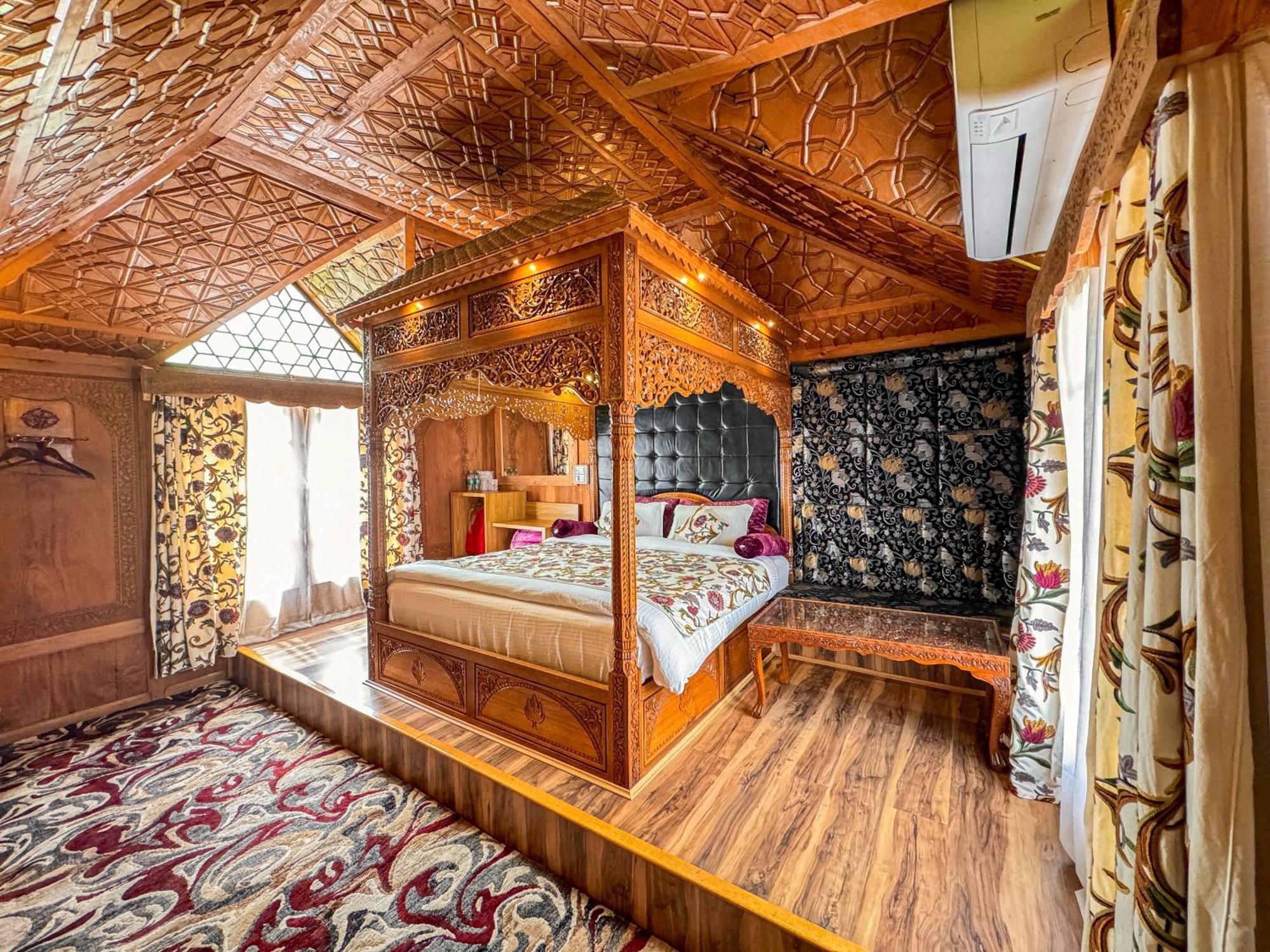 New Jacquline Heritage Houseboats Srinagar  Exterior photo