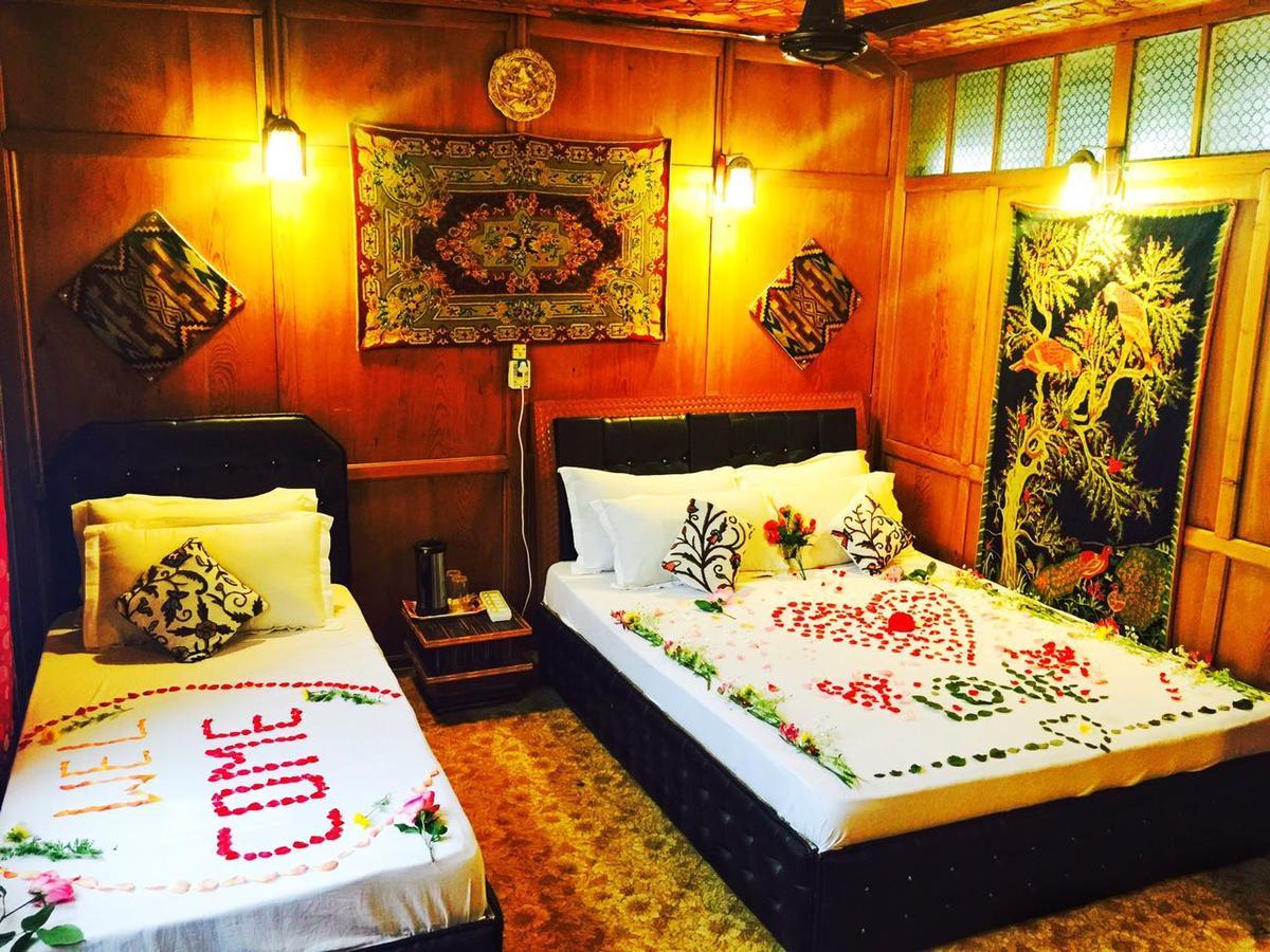 New Jacquline Heritage Houseboats Srinagar  Exterior photo