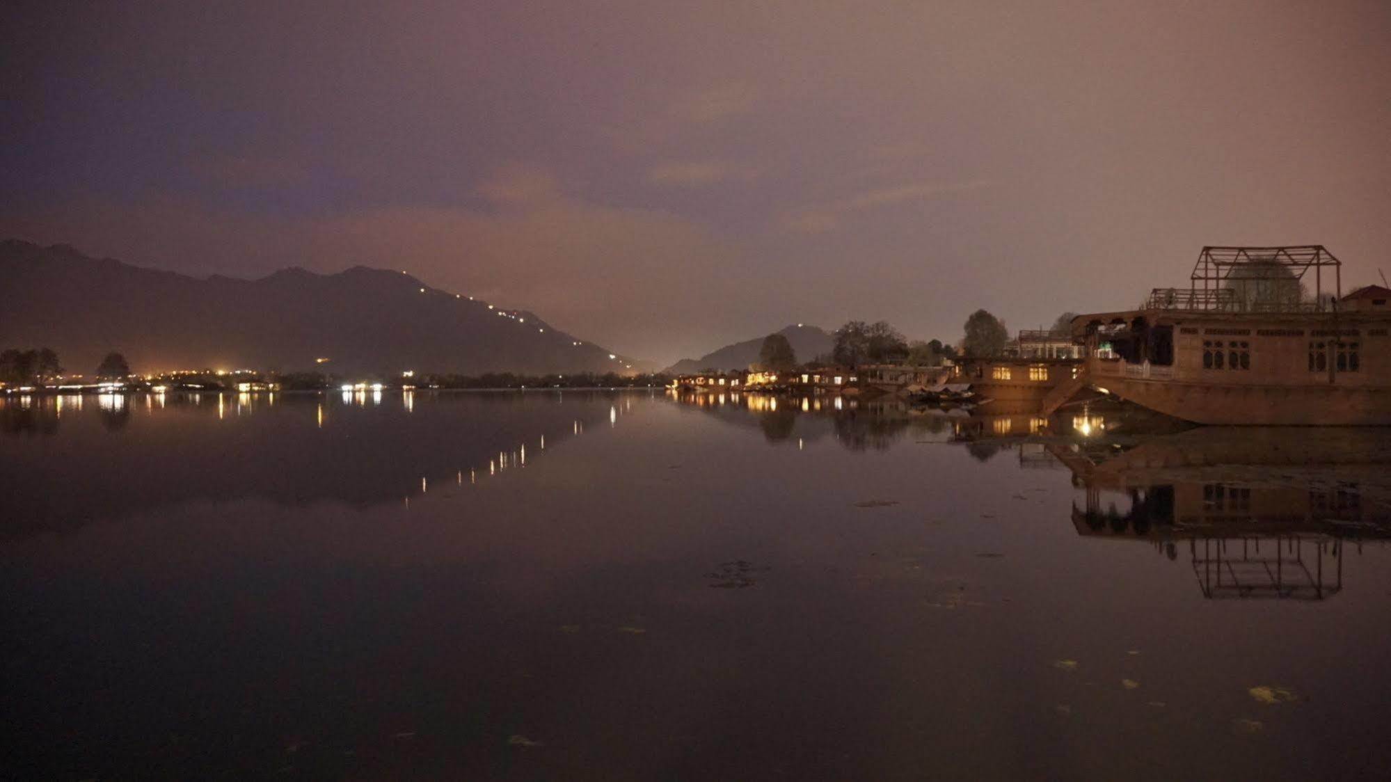 New Jacquline Heritage Houseboats Srinagar  Exterior photo