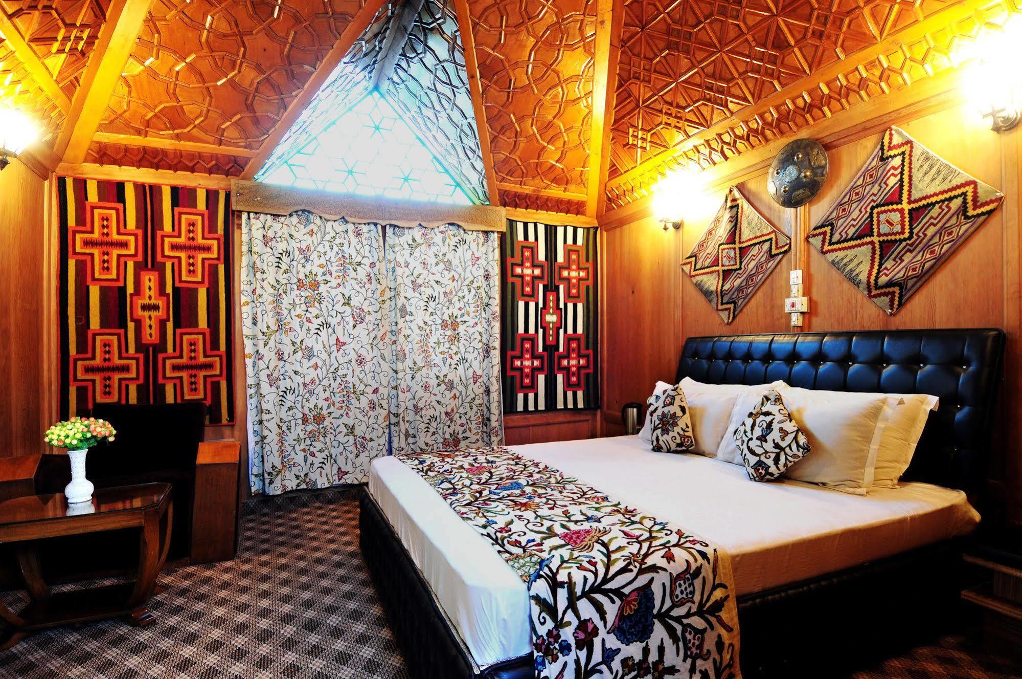 New Jacquline Heritage Houseboats Srinagar  Exterior photo